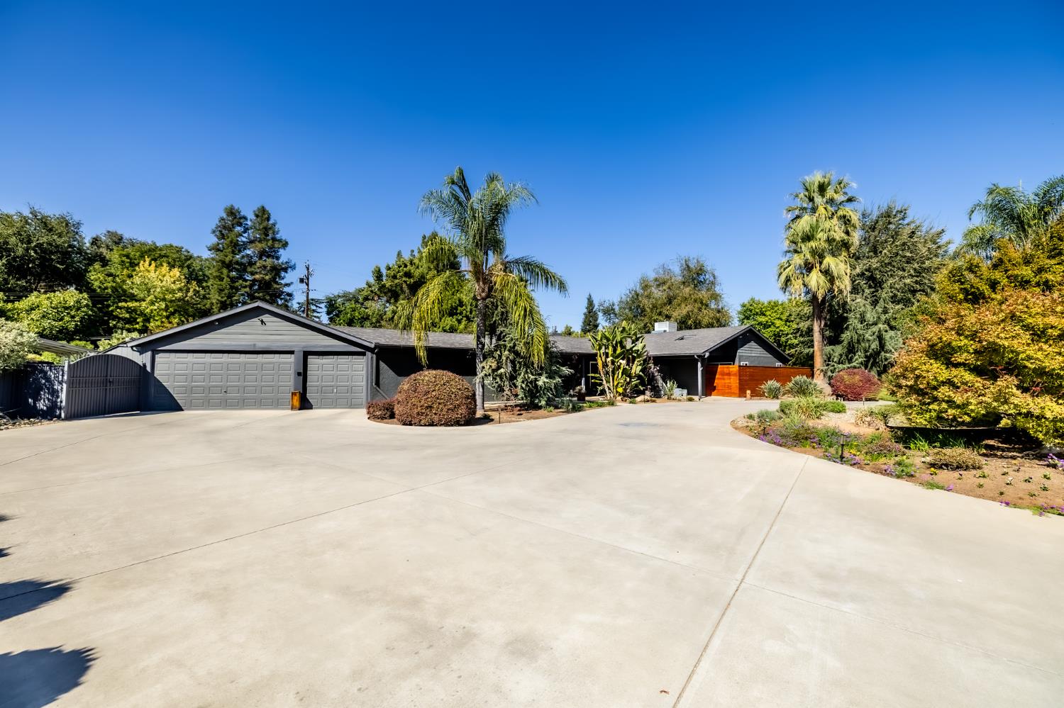 5821 E Rancho Dr, Fresno, CA 93727