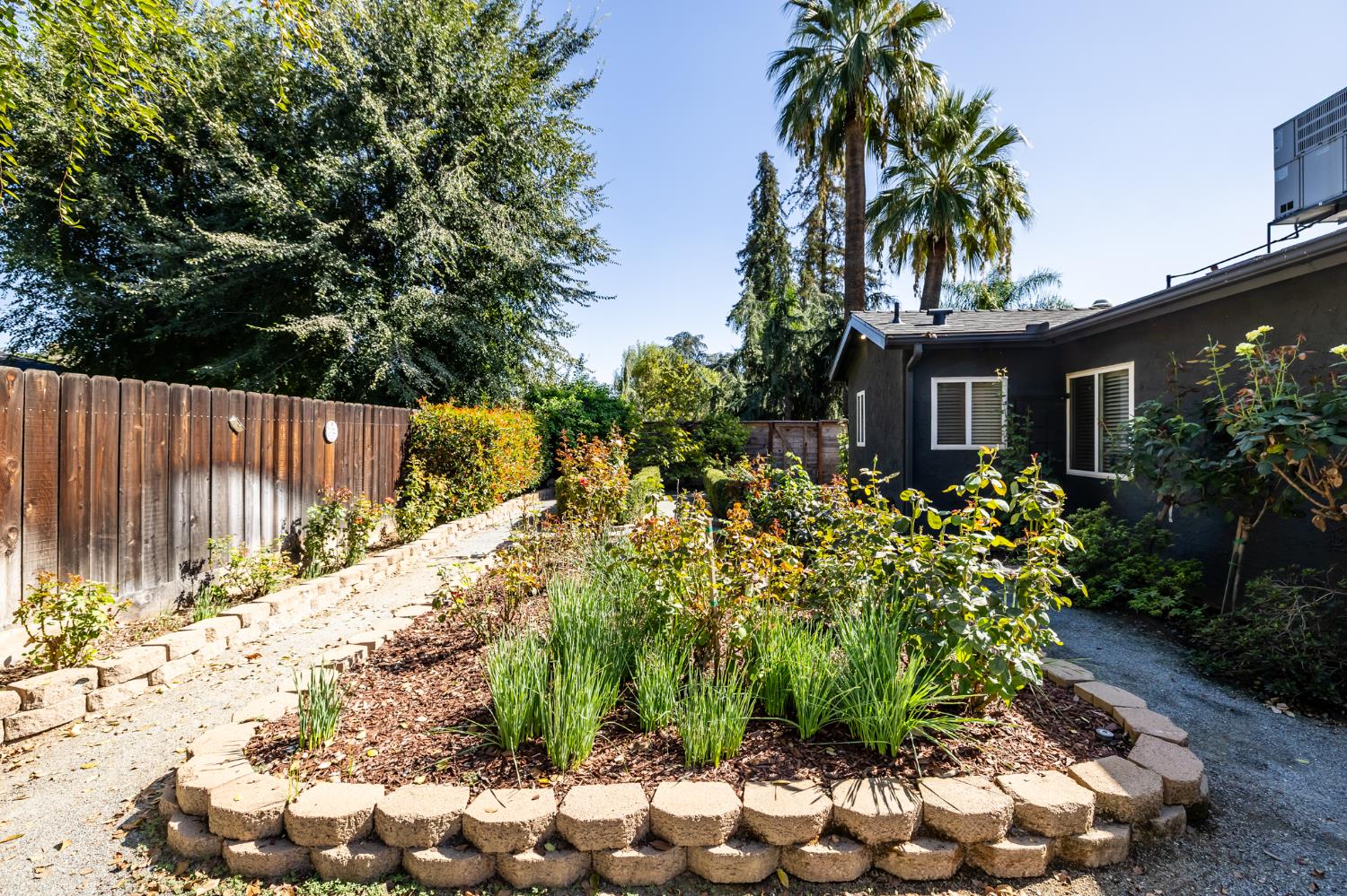5821 E Rancho Dr, Fresno, CA 93727