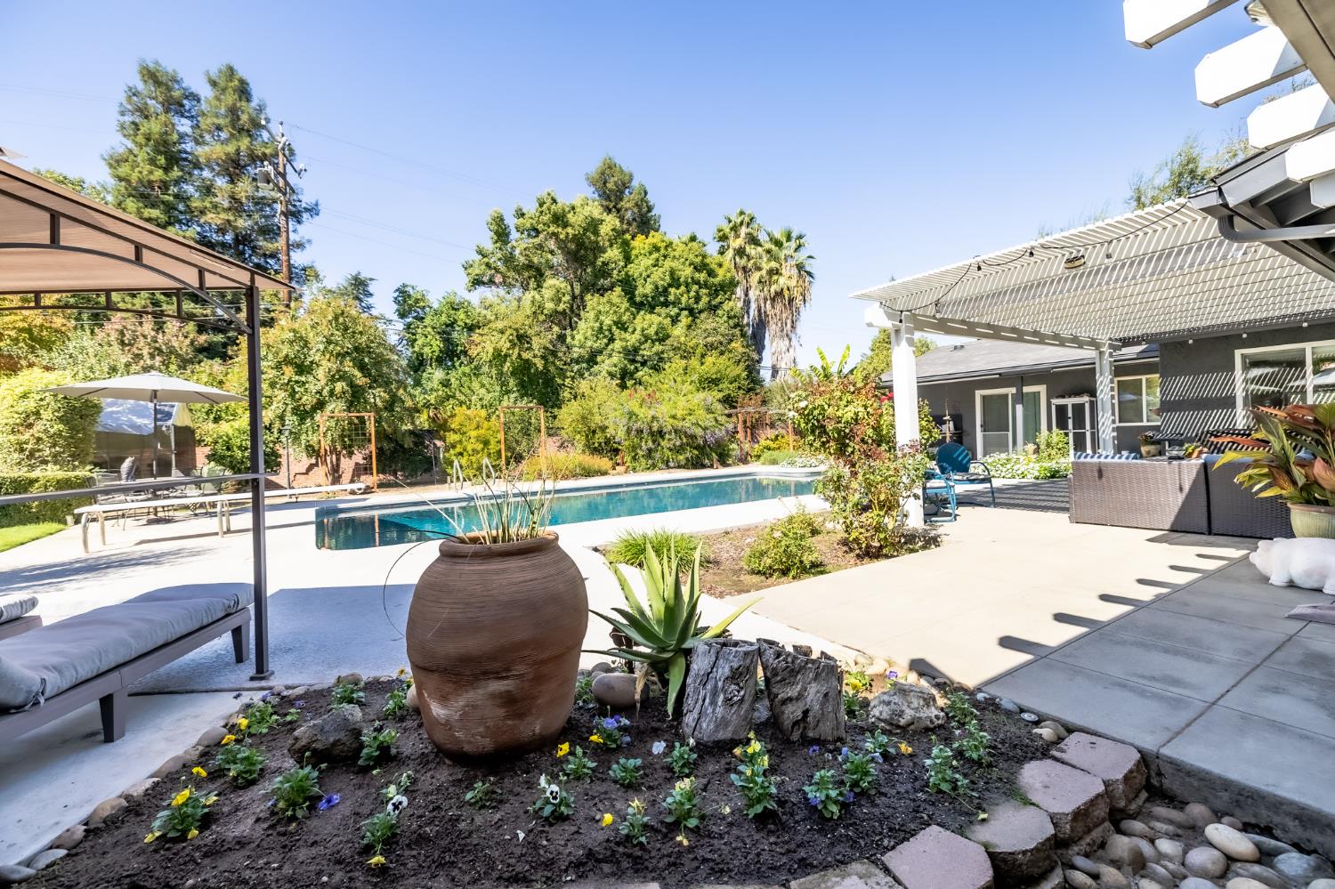 5821 E Rancho Dr, Fresno, CA 93727
