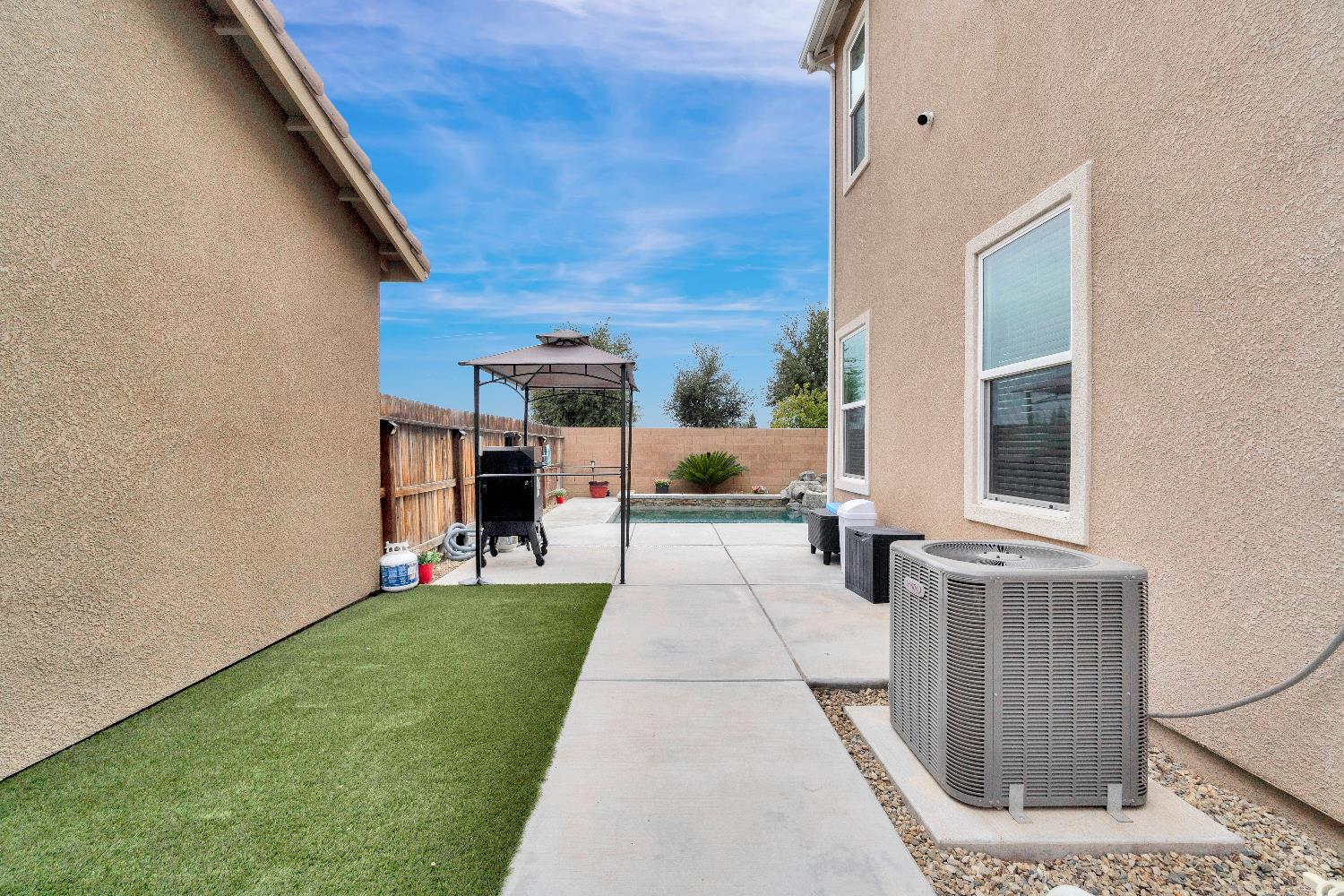 6189 W Concordia Dr, Fresno, CA 93722