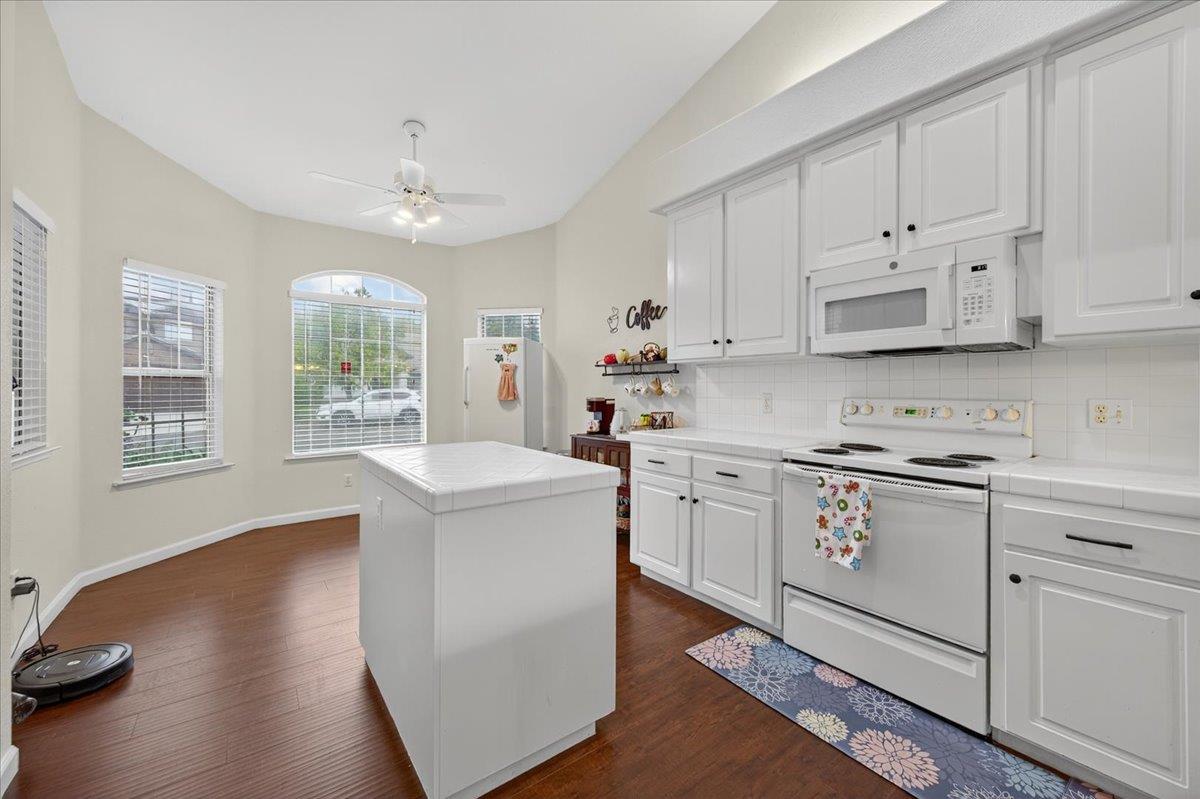 2349 E La Quinta Dr, Fresno, CA 93730