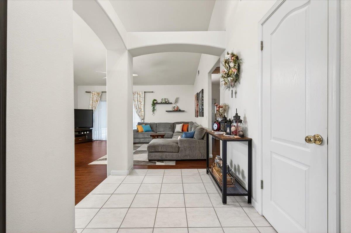 2349 E La Quinta Dr, Fresno, CA 93730