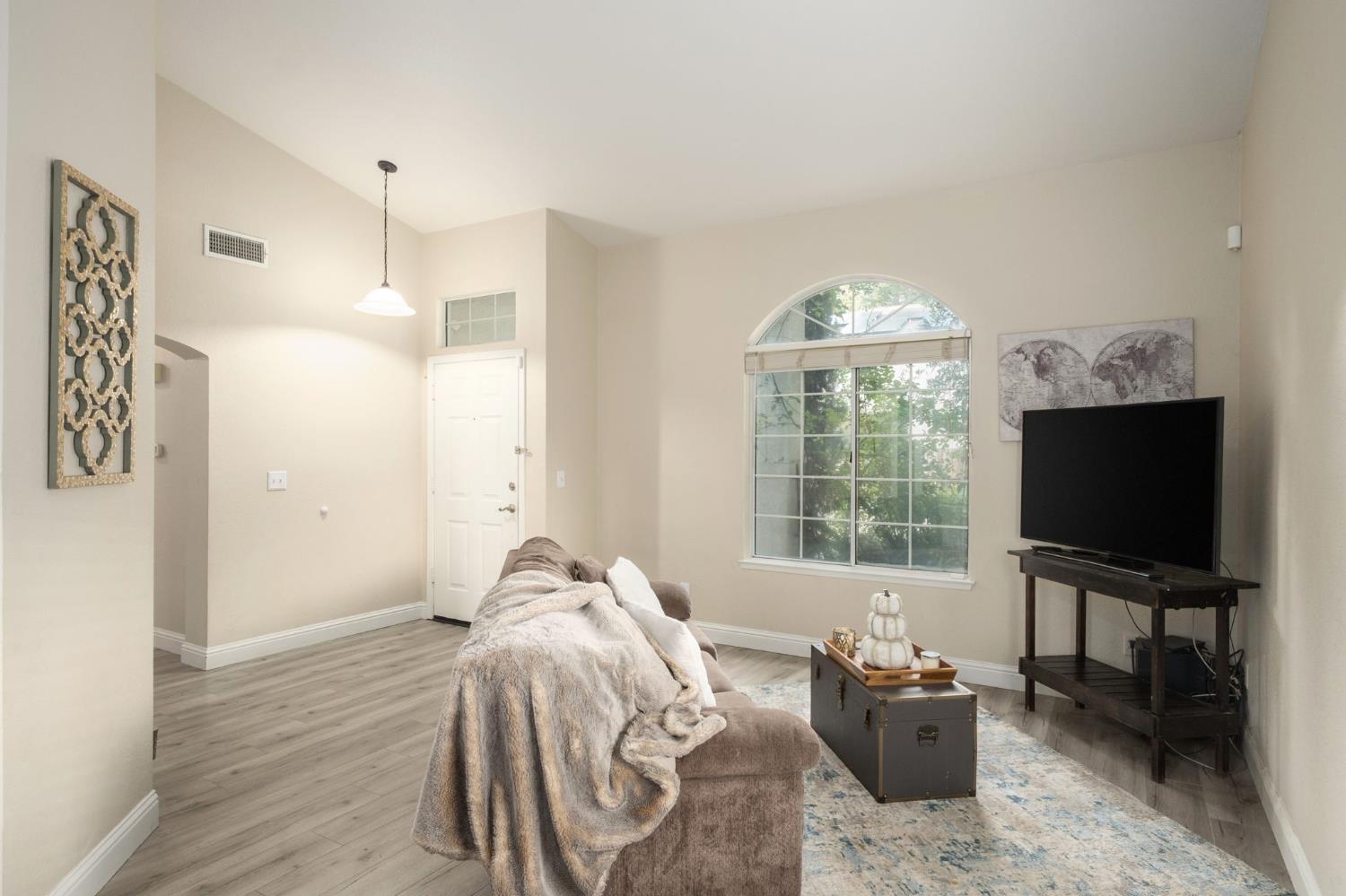 10610 N Seacrest Dr, Fresno, CA 93730