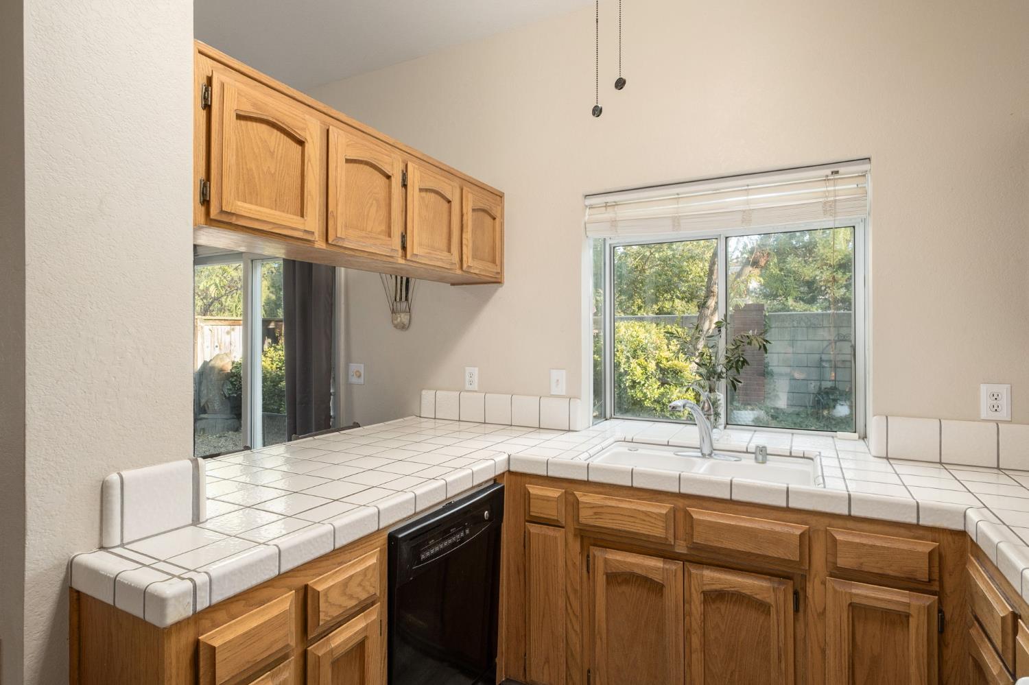 10610 N Seacrest Dr, Fresno, CA 93730