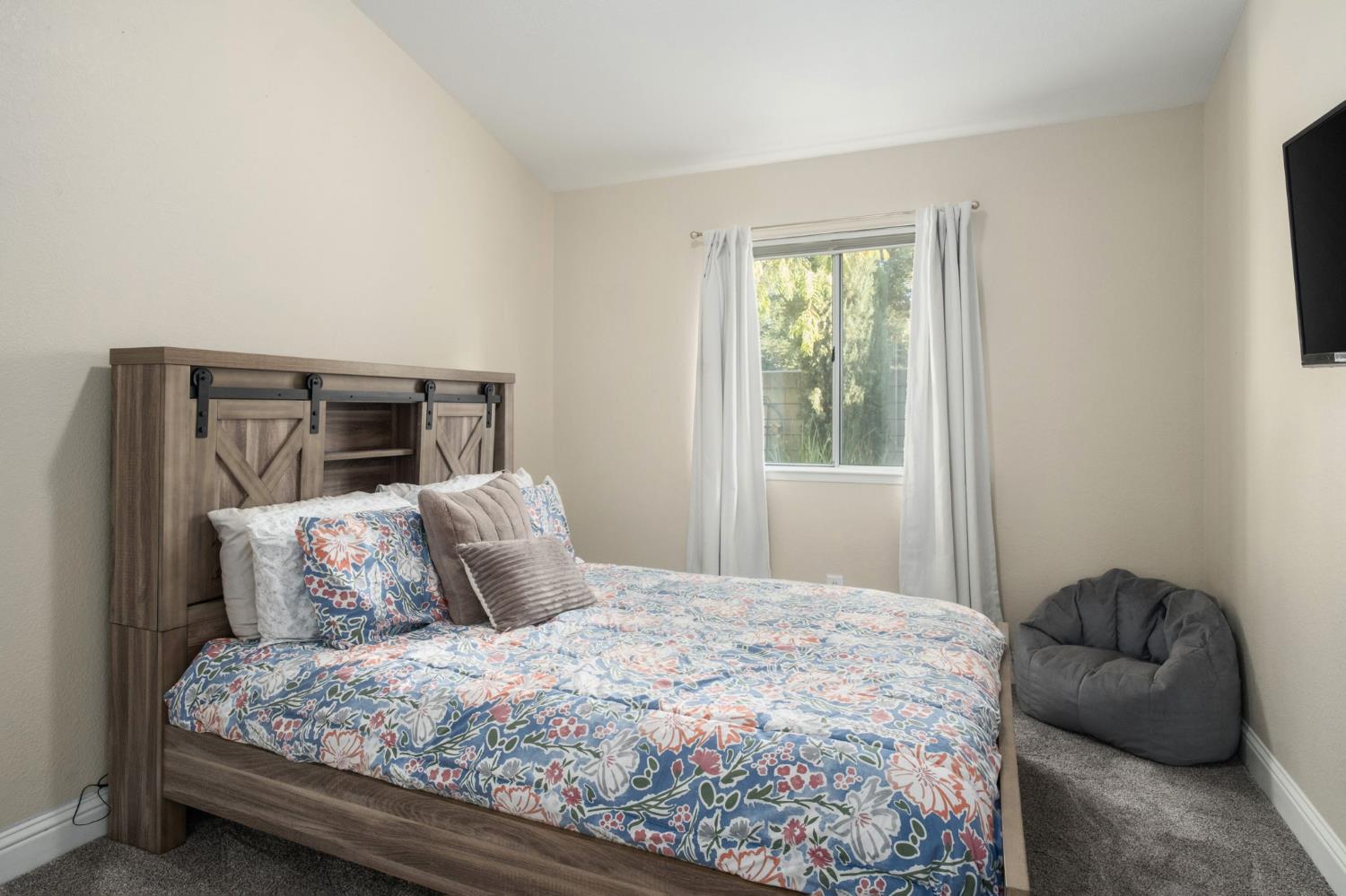 10610 N Seacrest Dr, Fresno, CA 93730