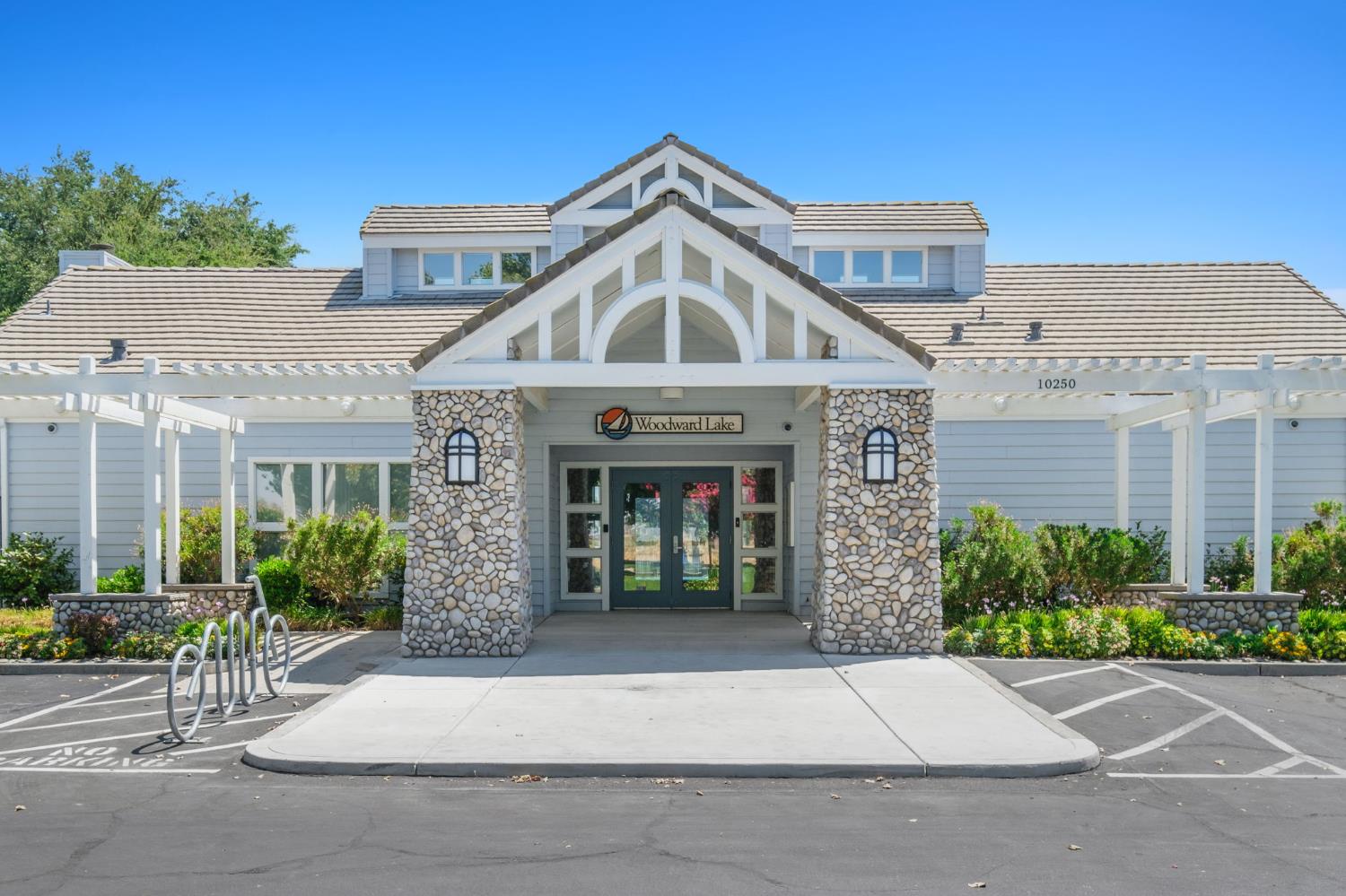 10610 N Seacrest Dr, Fresno, CA 93730