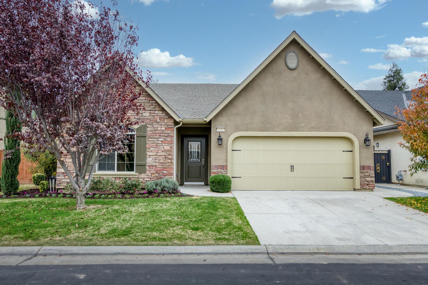 6808 W Lucas Dr, Fresno, CA 93722