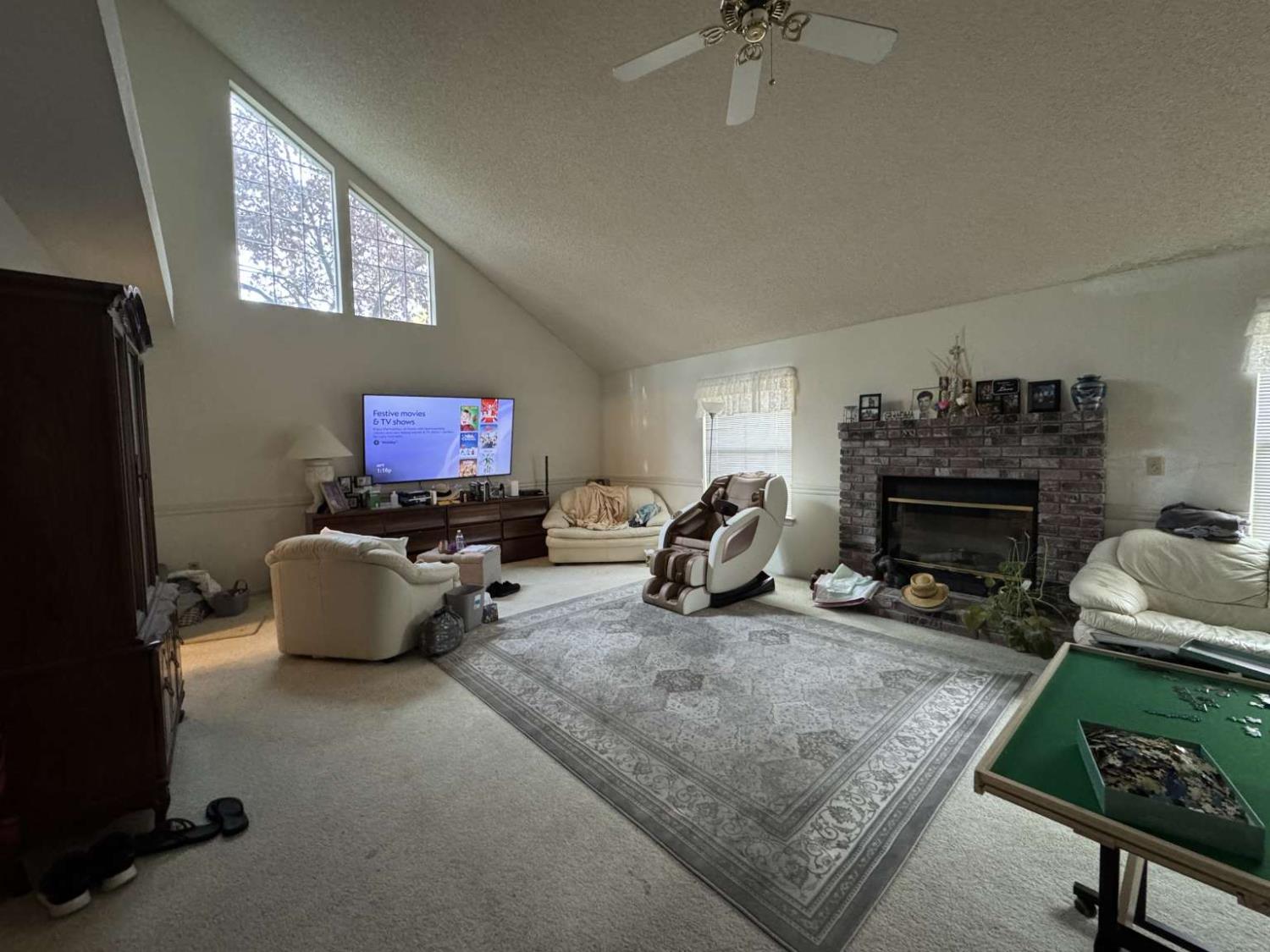 2090 E Pryor Dr, Fresno, CA 93720