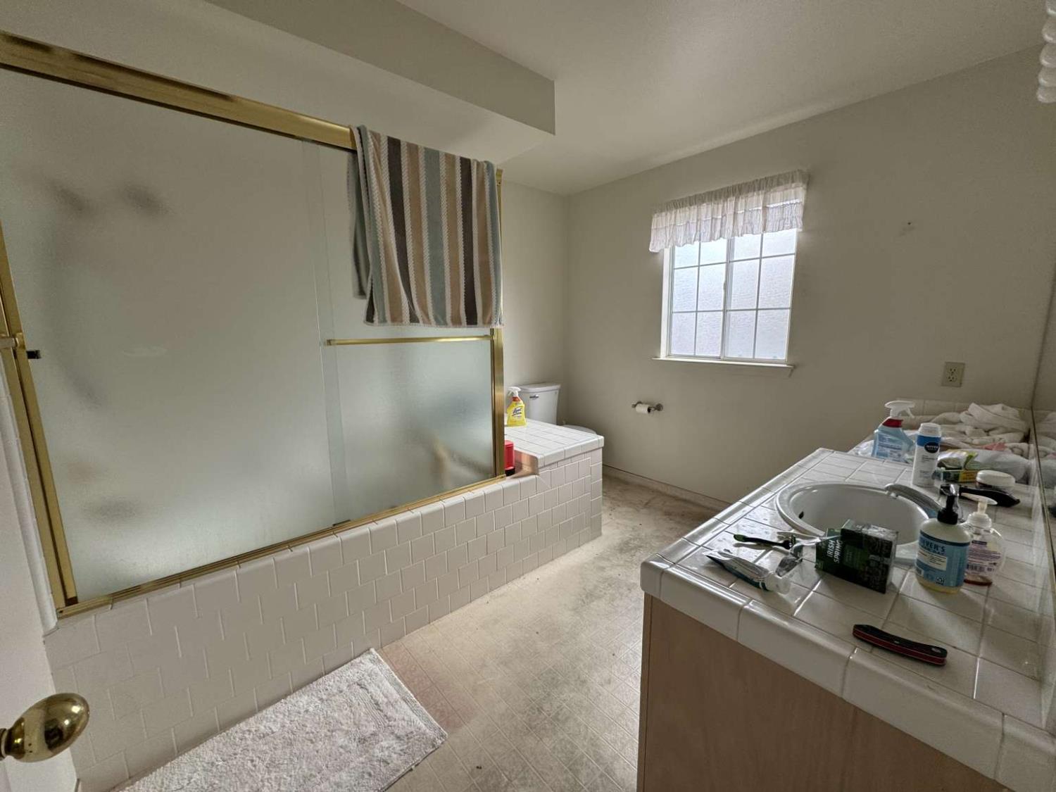 2090 E Pryor Dr, Fresno, CA 93720