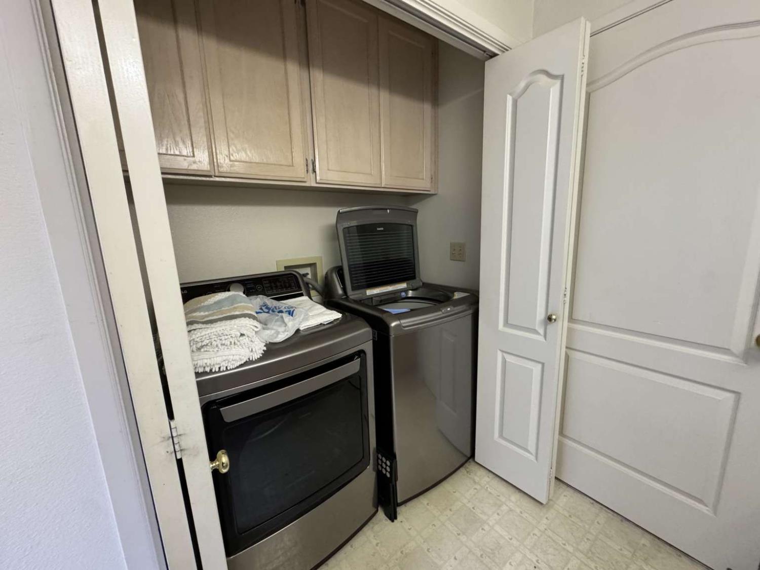 2090 E Pryor Dr, Fresno, CA 93720