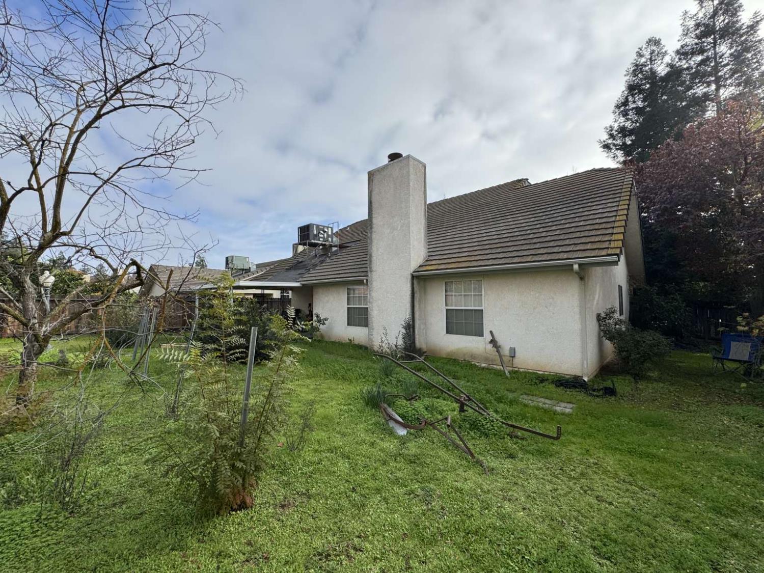 2090 E Pryor Dr, Fresno, CA 93720