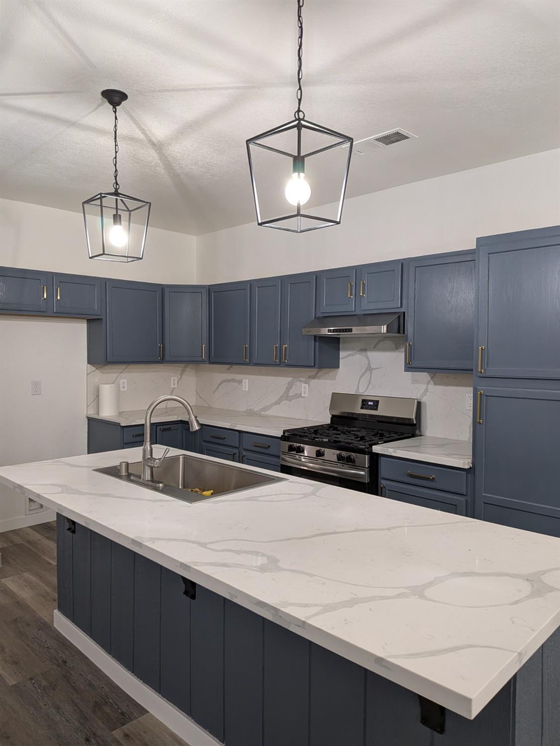 2485 S Manila Ave, Fresno, CA 93727