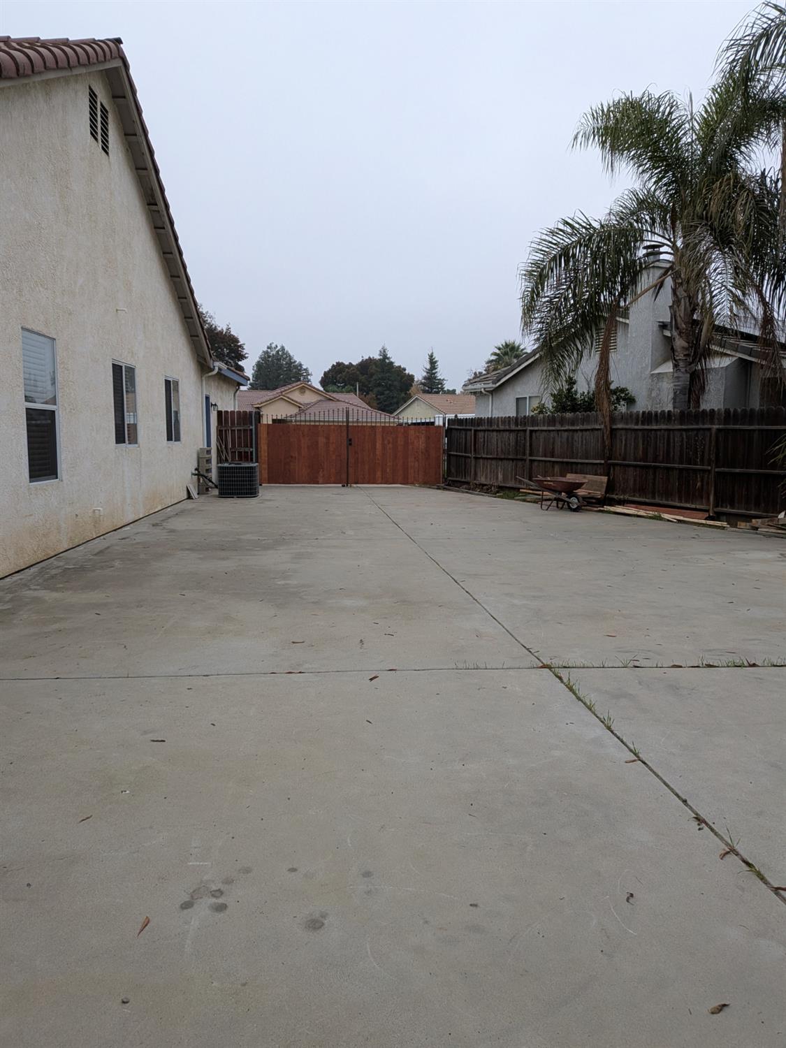 2485 S Manila Ave, Fresno, CA 93727