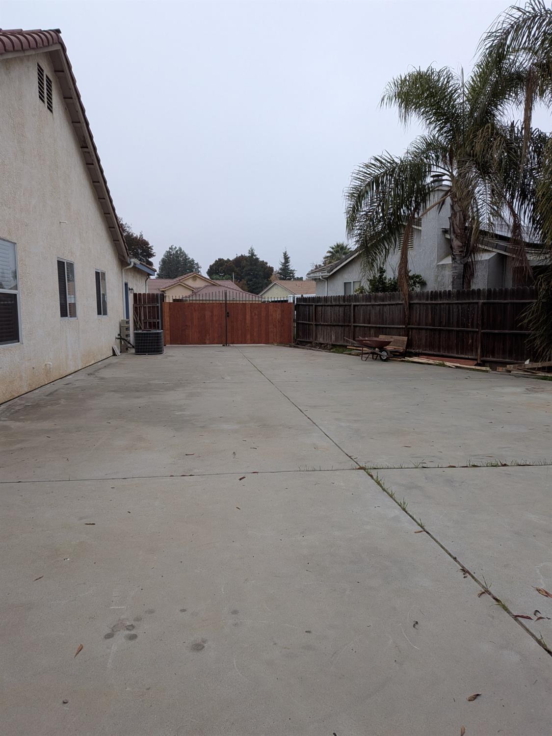 2485 S Manila Ave, Fresno, CA 93727