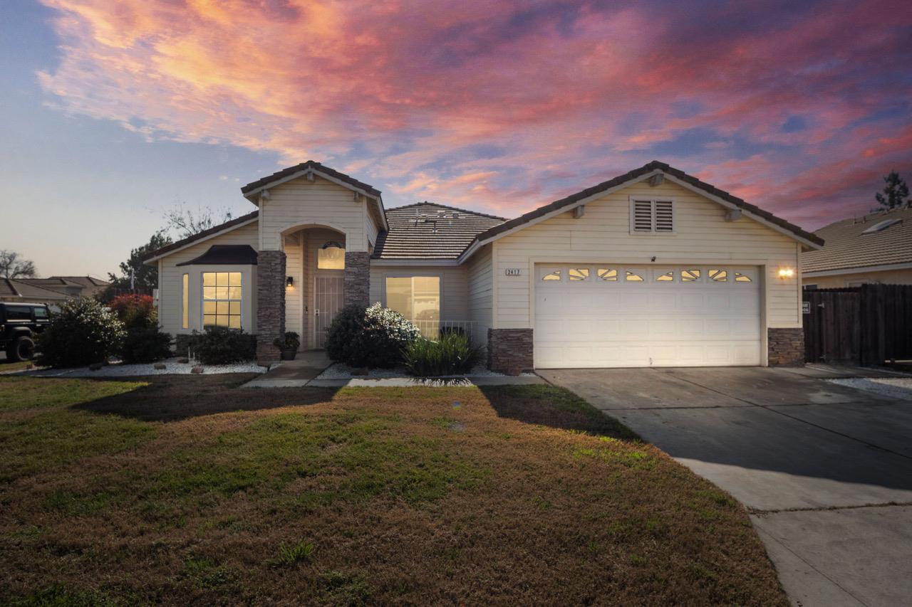 2417 E Omaha Ave, Fresno, CA 93720