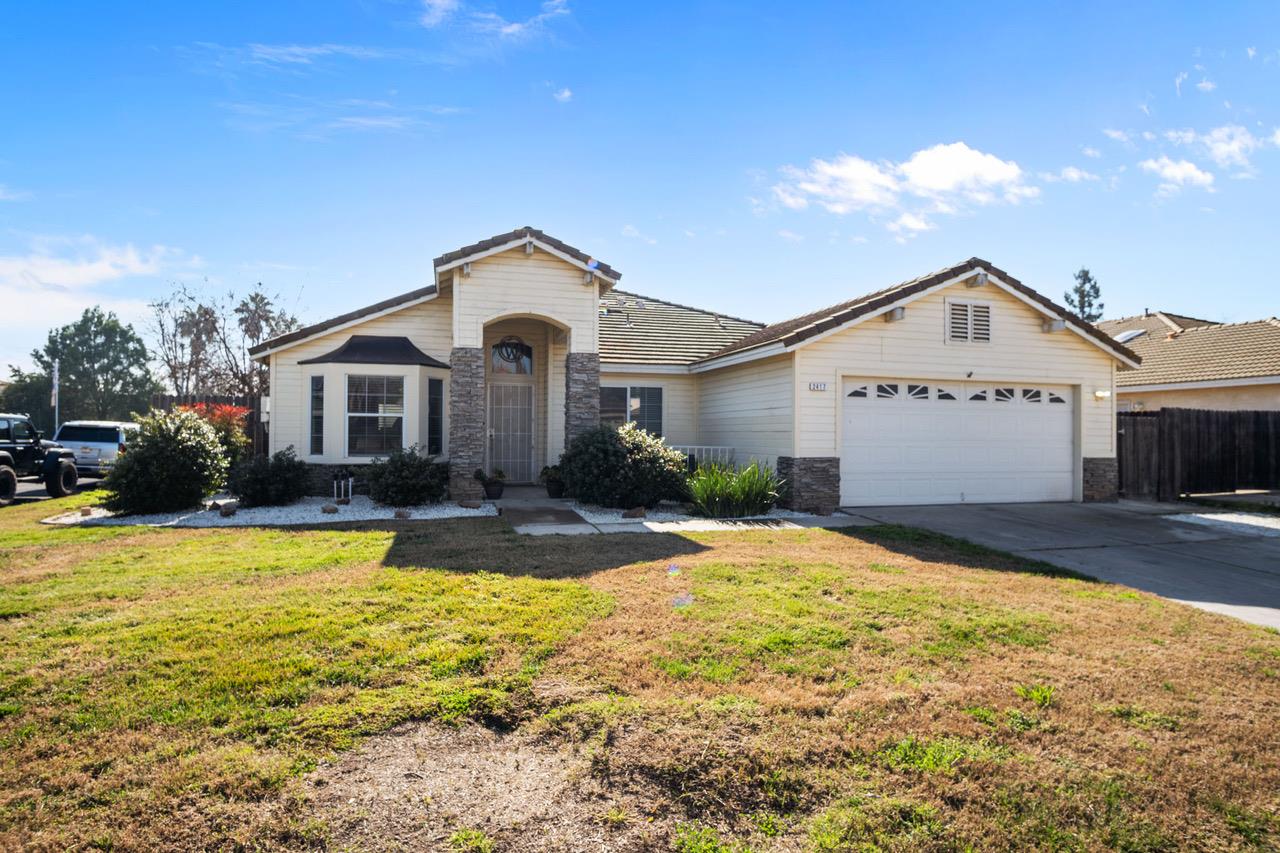 2417 E Omaha Ave, Fresno, CA 93720