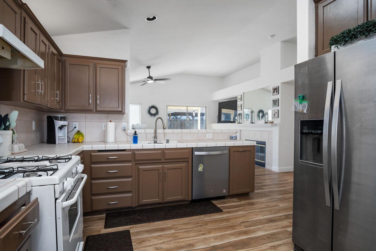 2417 E Omaha Ave, Fresno, CA 93720