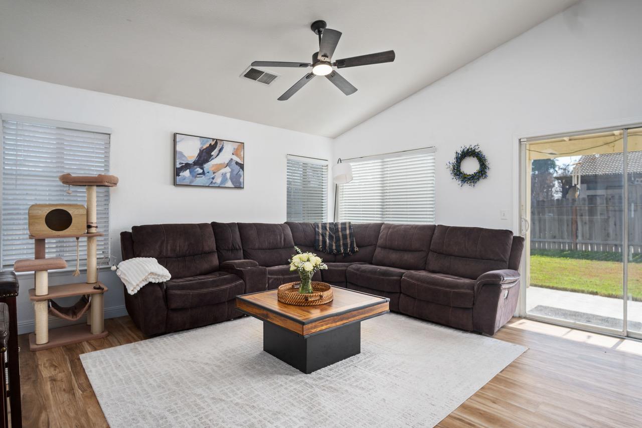 2417 E Omaha Ave, Fresno, CA 93720