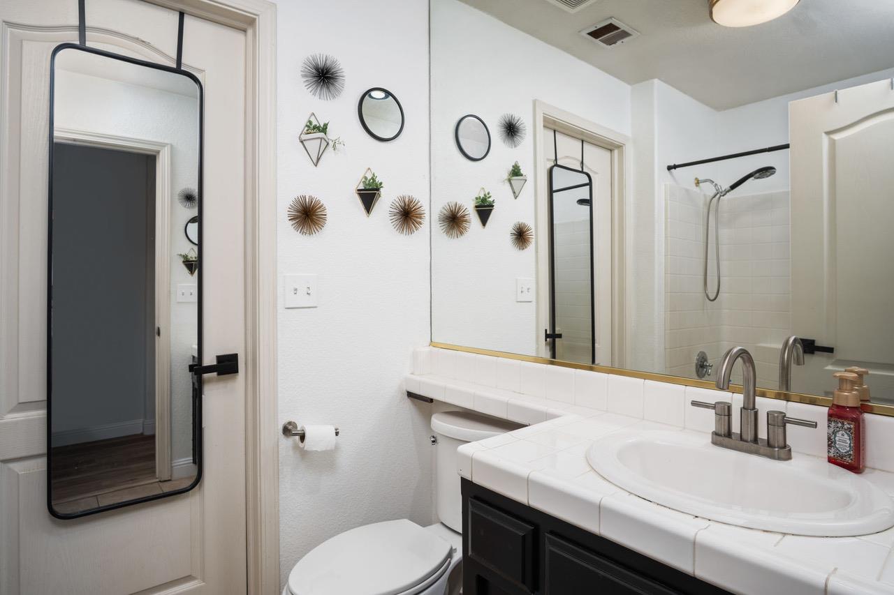 2417 E Omaha Ave, Fresno, CA 93720