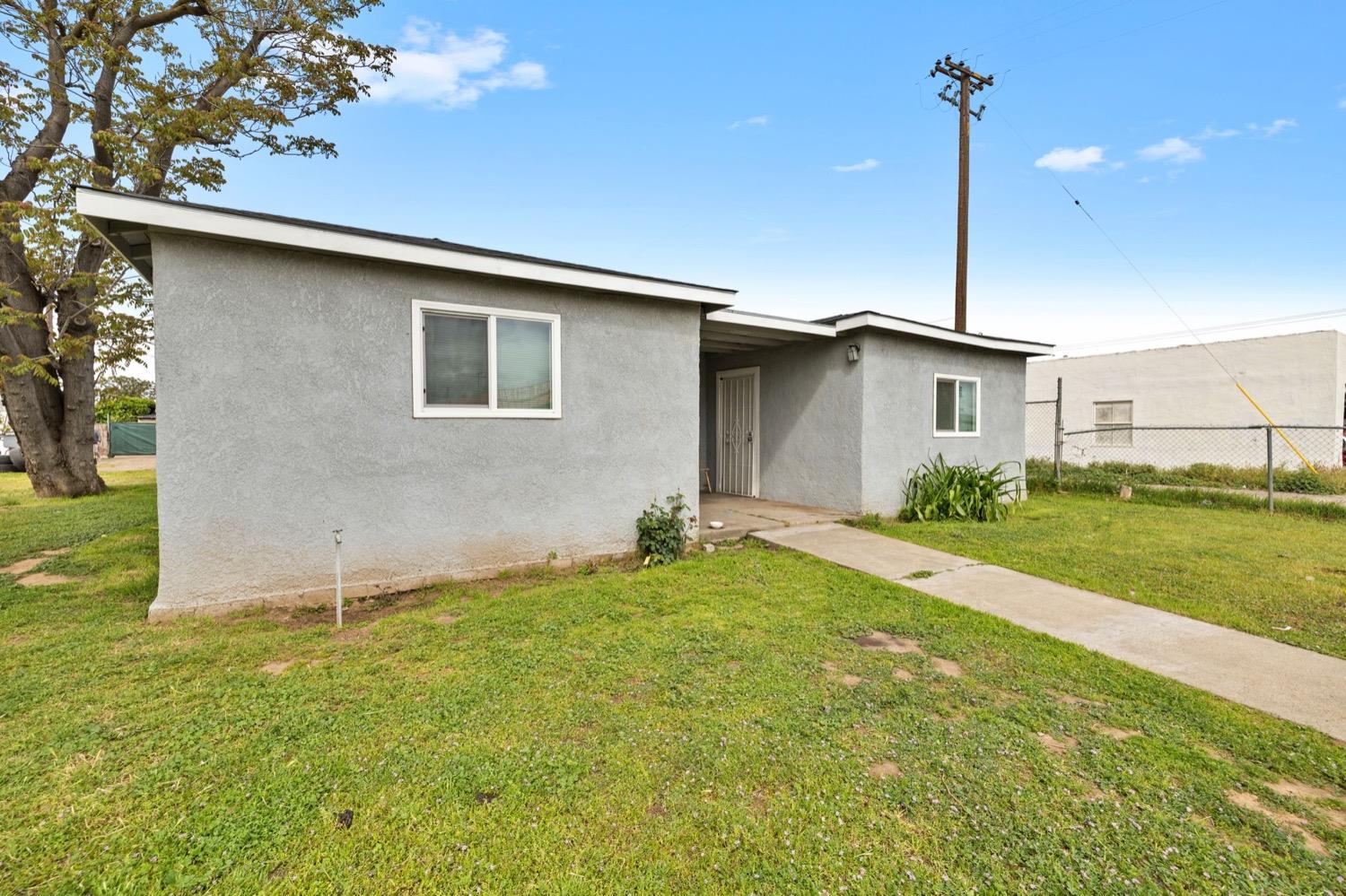 2416 S Cedar Ave, Fresno, CA 93725