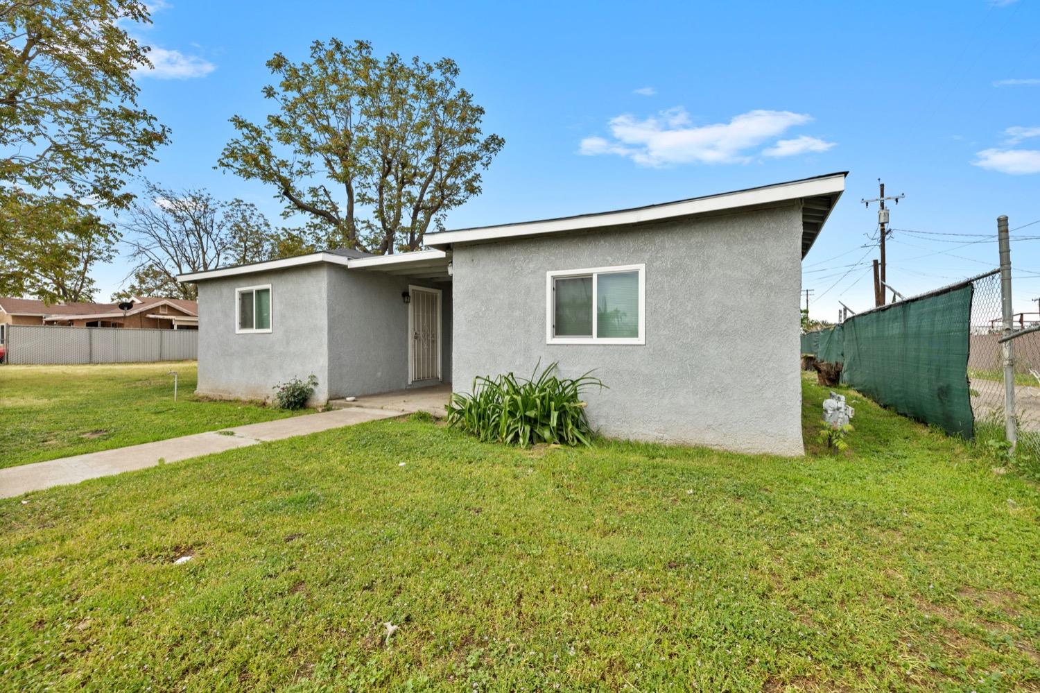 2416 S Cedar Ave, Fresno, CA 93725