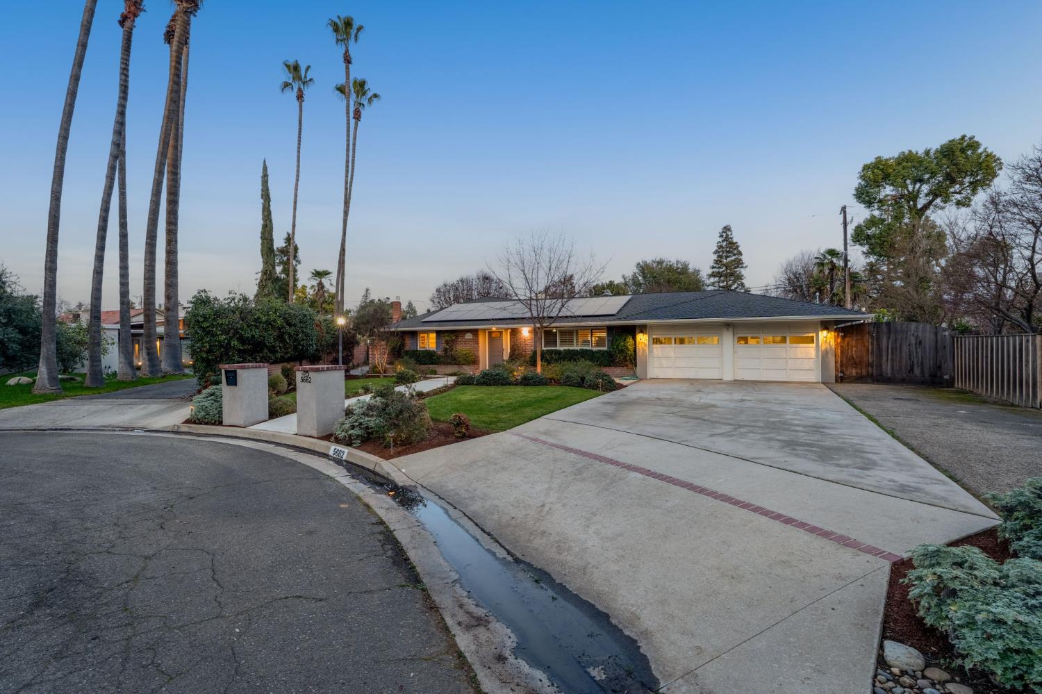 5662 N Thorne Ave, Fresno, CA 93711