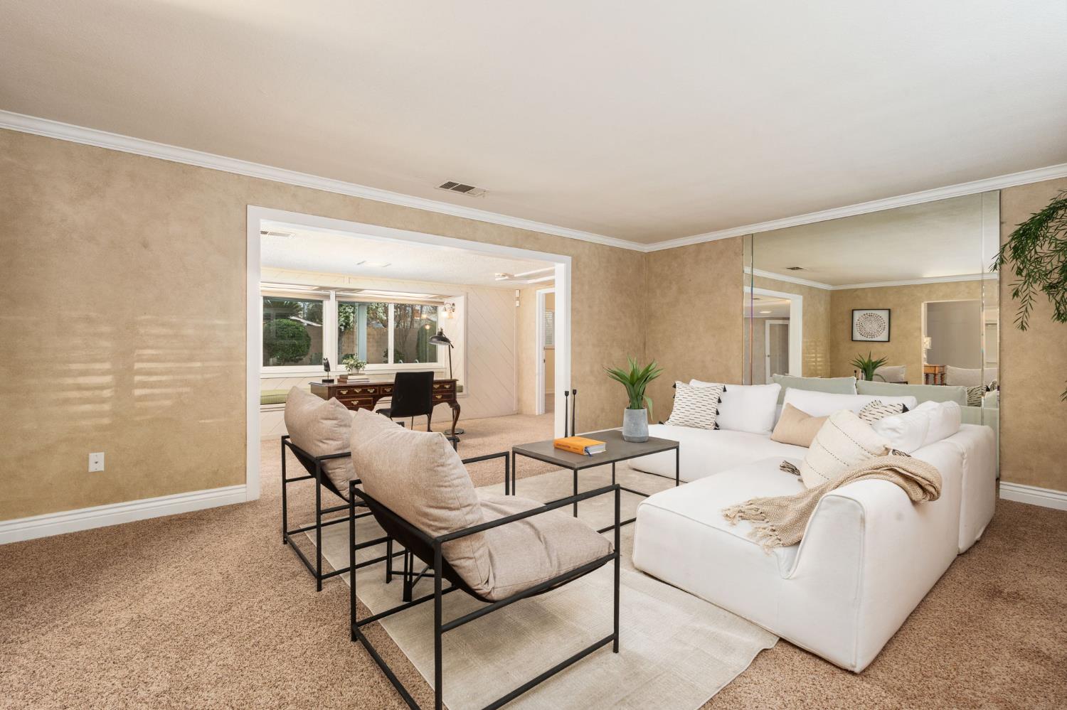 5662 N Thorne Ave, Fresno, CA 93711