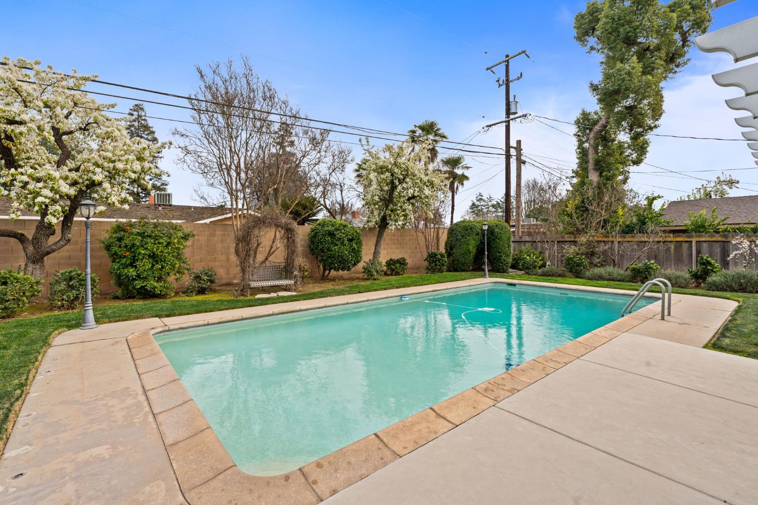 5662 N Thorne Ave, Fresno, CA 93711