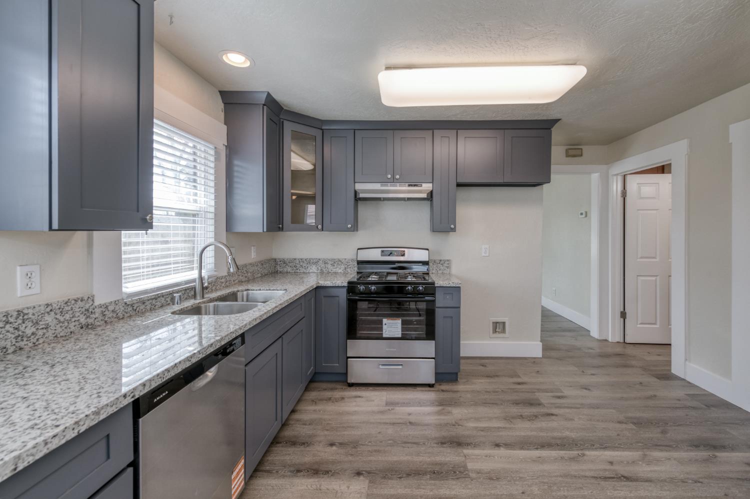 978 N Arthur Ave, Fresno, CA 93728