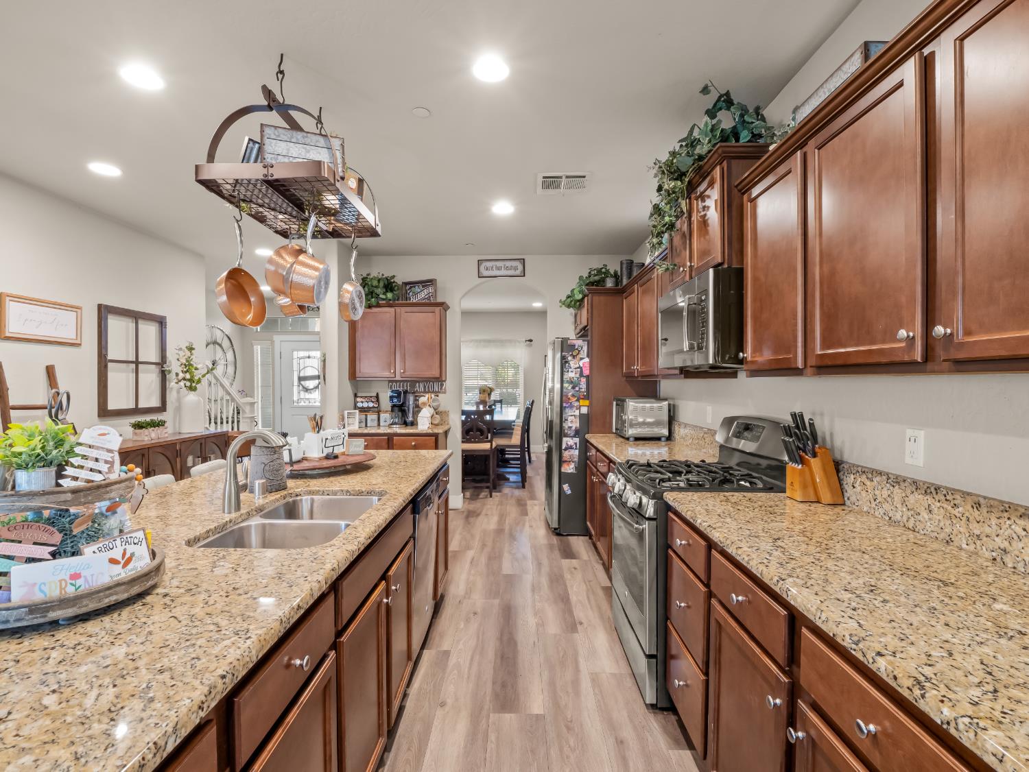 6878 W Alana Dr W, Fresno, CA 93722