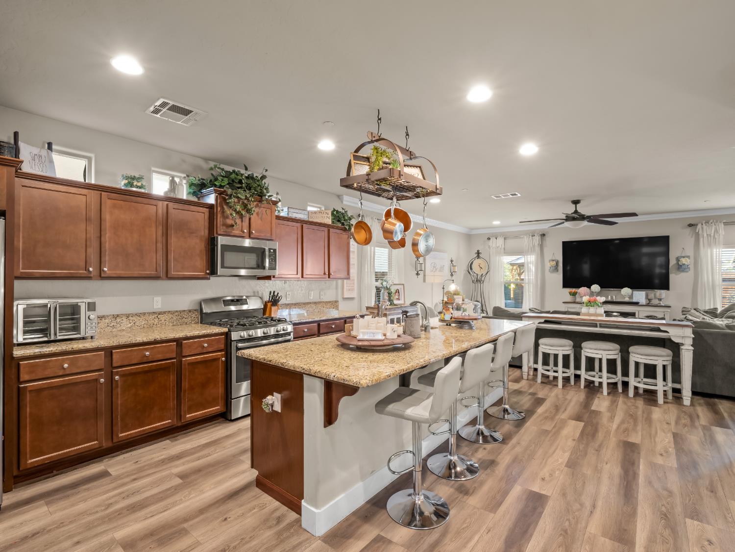 6878 W Alana Dr W, Fresno, CA 93722