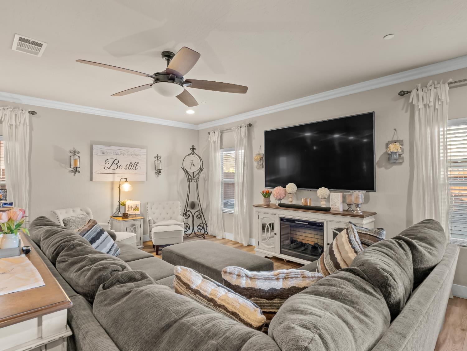 6878 W Alana Dr W, Fresno, CA 93722