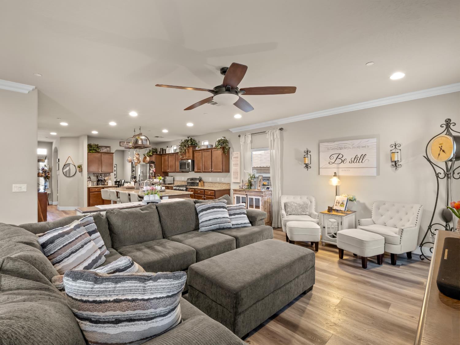 6878 W Alana Dr W, Fresno, CA 93722