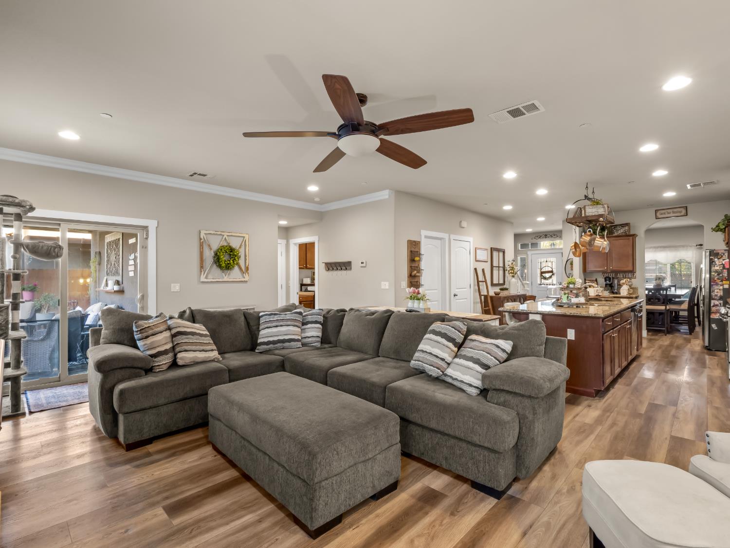 6878 W Alana Dr W, Fresno, CA 93722