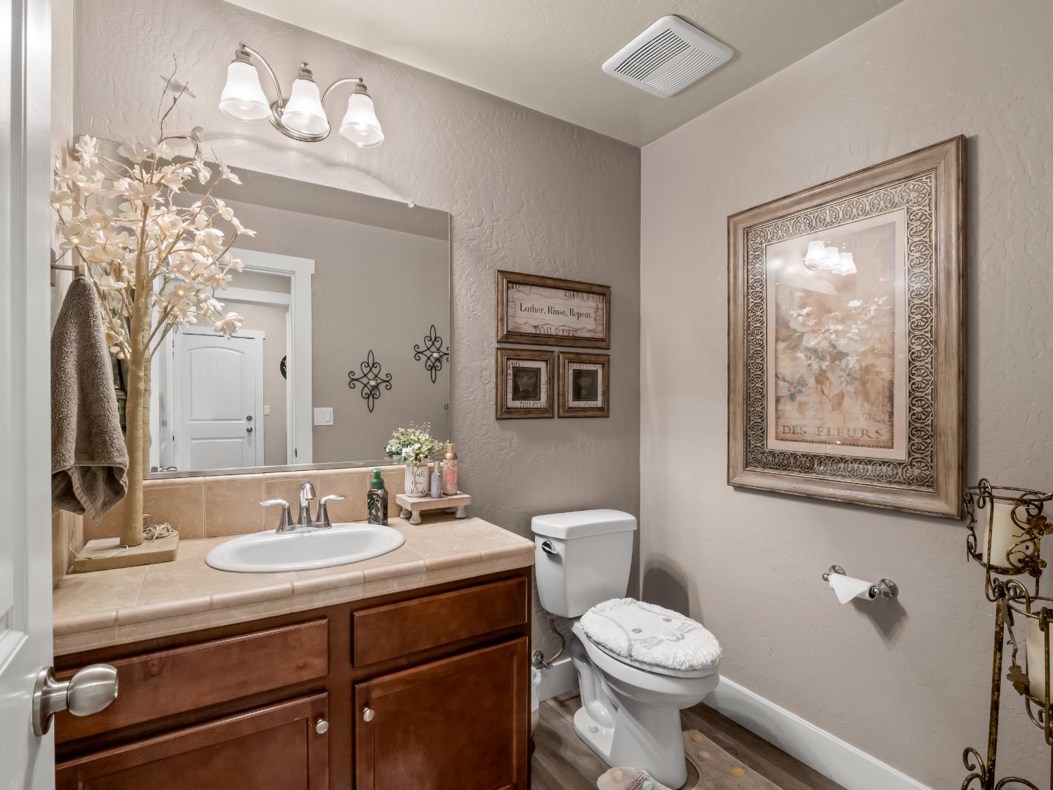 6878 W Alana Dr W, Fresno, CA 93722