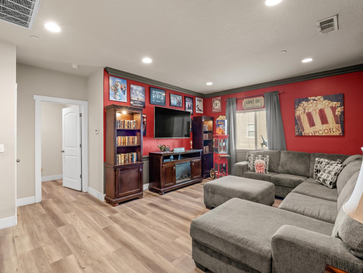 6878 W Alana Dr W, Fresno, CA 93722