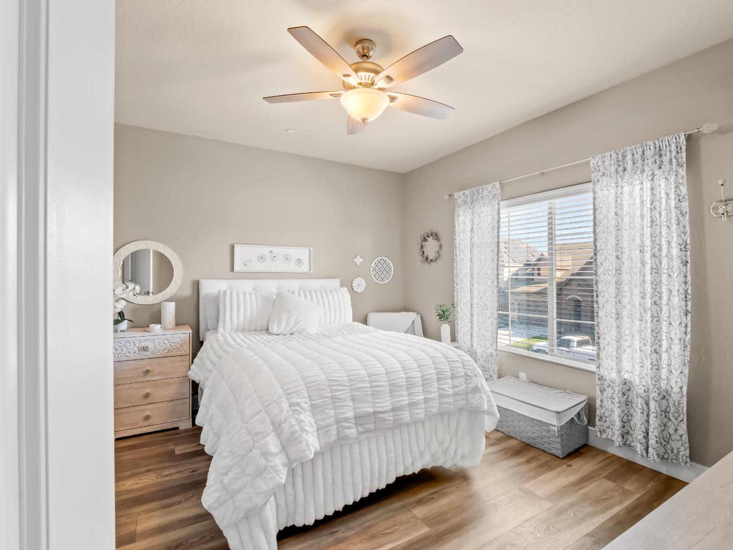 6878 W Alana Dr W, Fresno, CA 93722