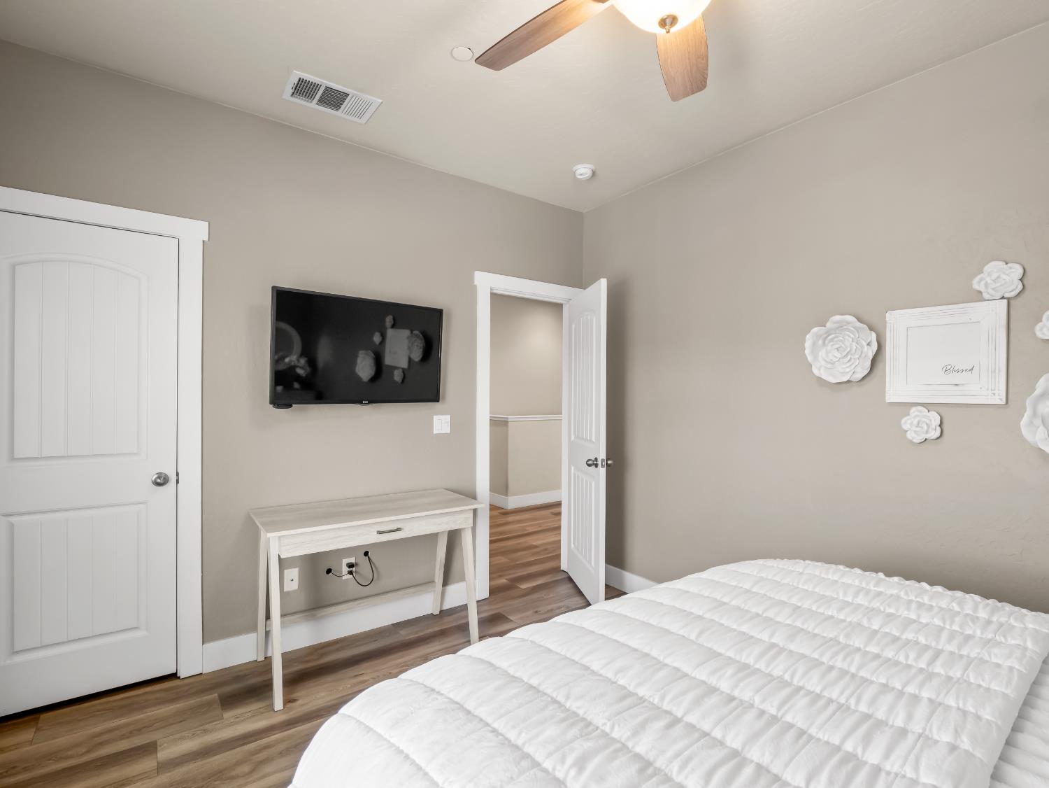 6878 W Alana Dr W, Fresno, CA 93722