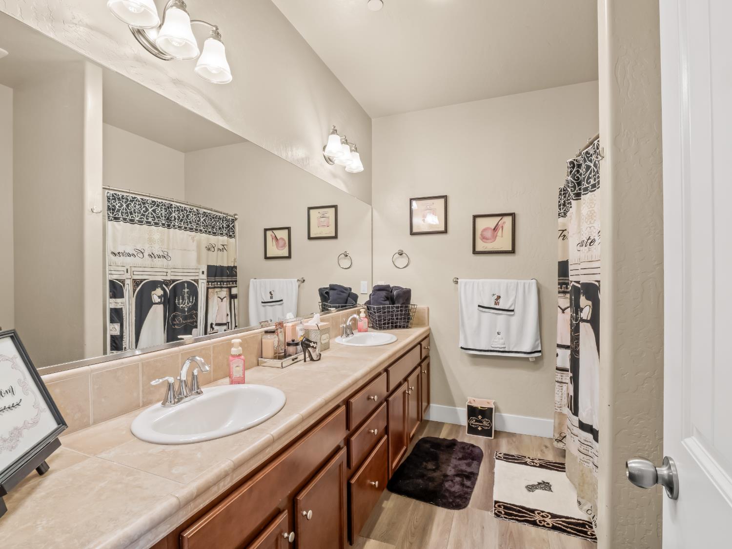 6878 W Alana Dr W, Fresno, CA 93722