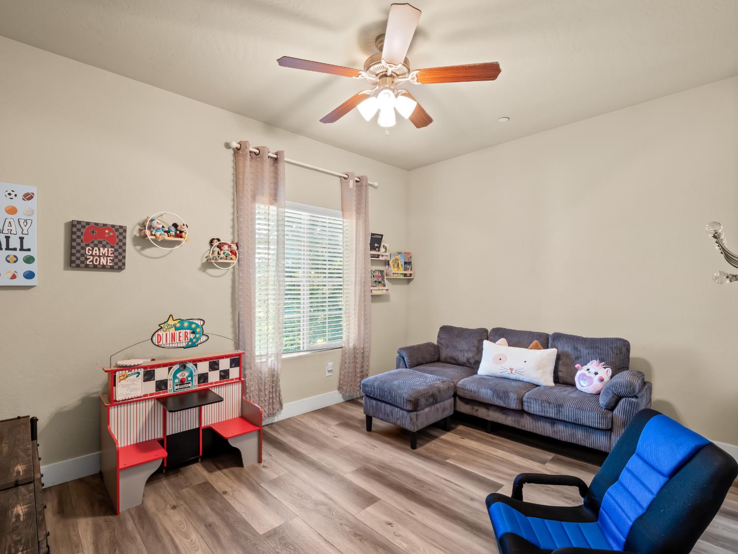 6878 W Alana Dr W, Fresno, CA 93722