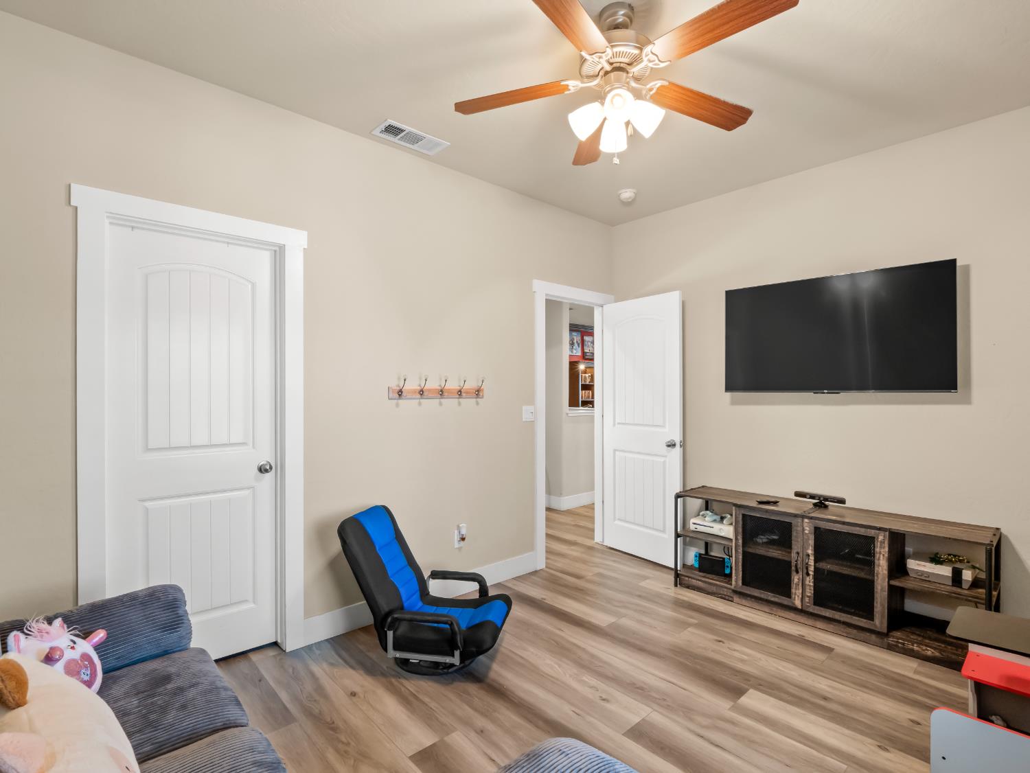 6878 W Alana Dr W, Fresno, CA 93722