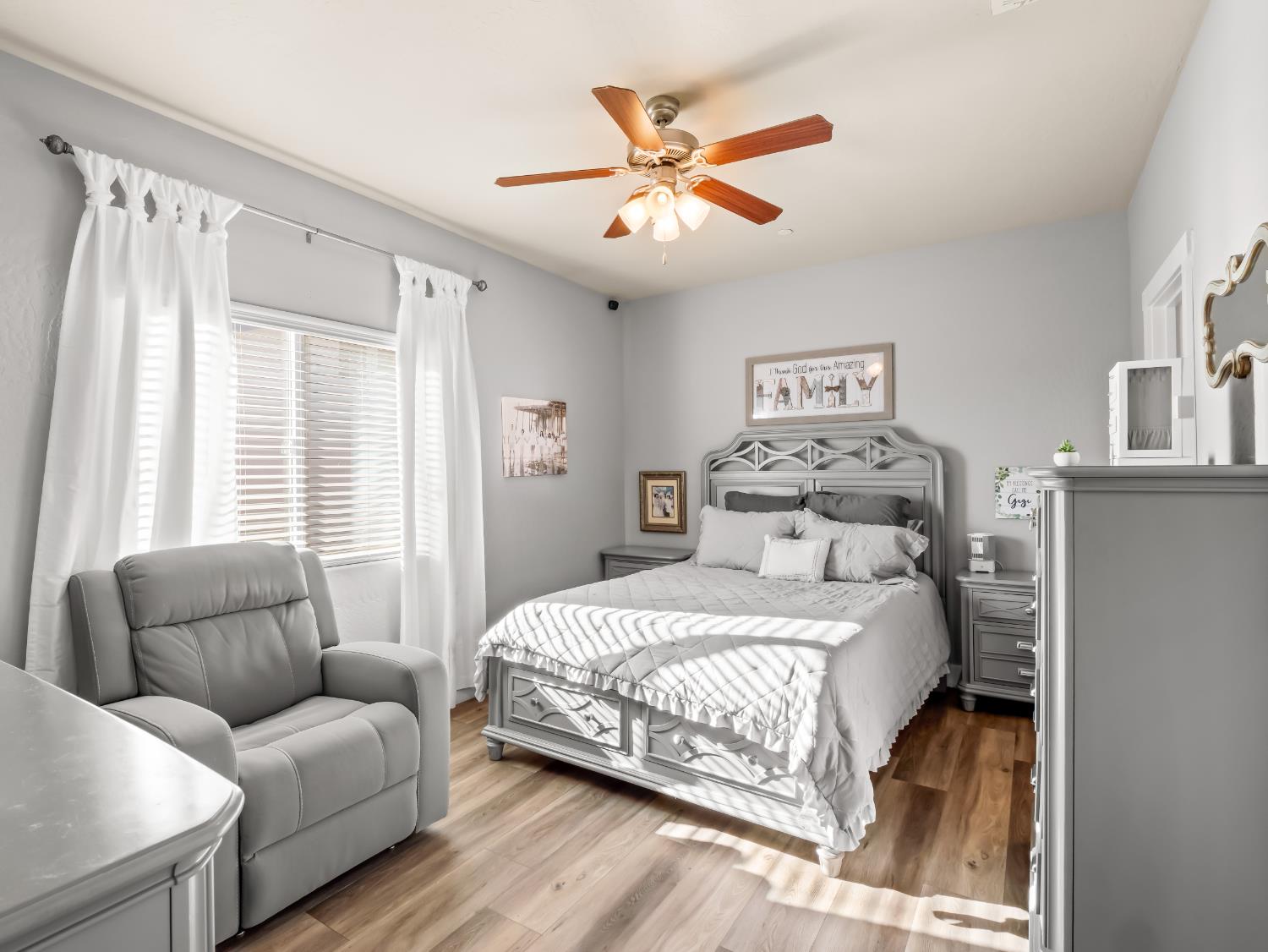 6878 W Alana Dr W, Fresno, CA 93722