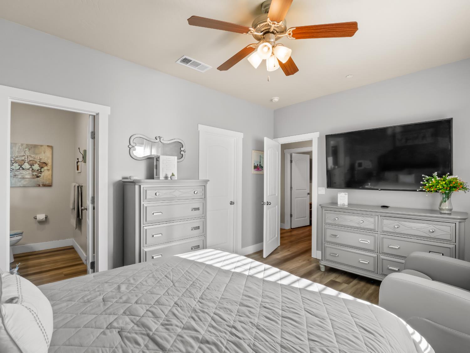 6878 W Alana Dr W, Fresno, CA 93722