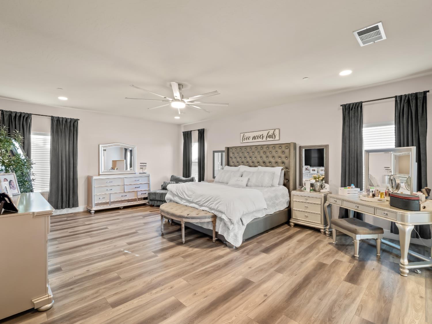 6878 W Alana Dr W, Fresno, CA 93722