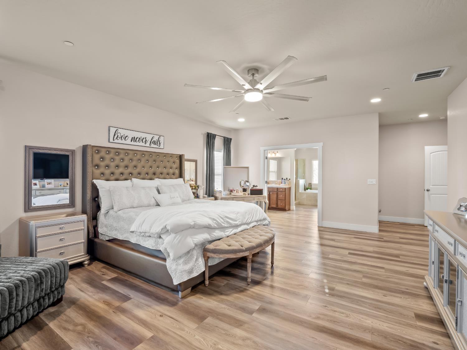 6878 W Alana Dr W, Fresno, CA 93722