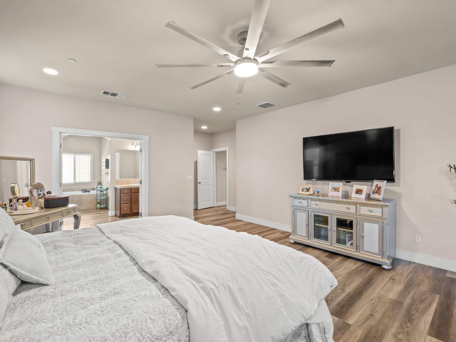 6878 W Alana Dr W, Fresno, CA 93722