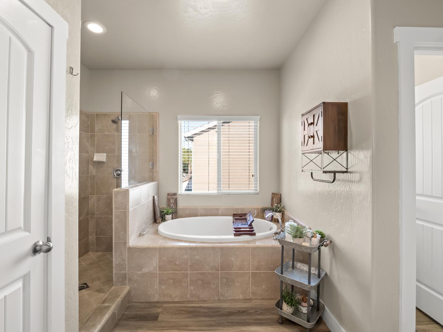 6878 W Alana Dr W, Fresno, CA 93722