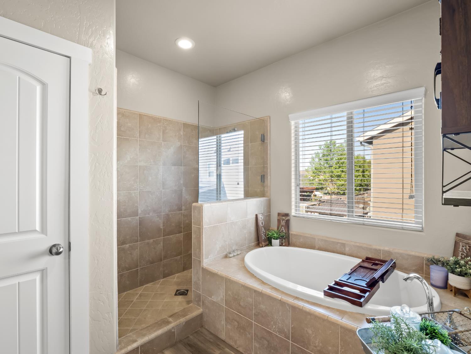 6878 W Alana Dr W, Fresno, CA 93722