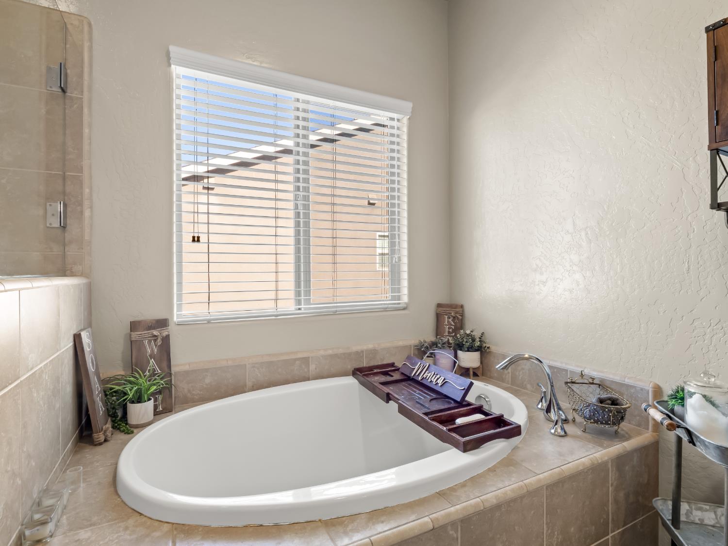 6878 W Alana Dr W, Fresno, CA 93722