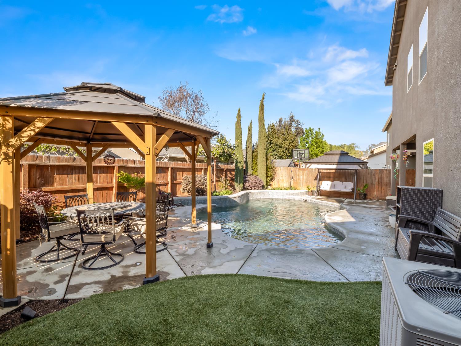 6878 W Alana Dr W, Fresno, CA 93722